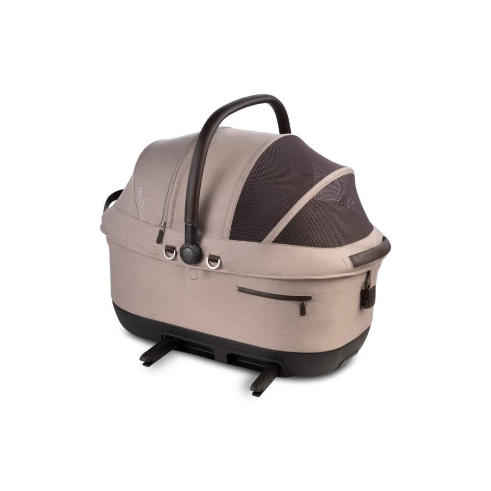 Tavo Maeve ISO6X Wind crash tested pet car seat with integrated ventilation system