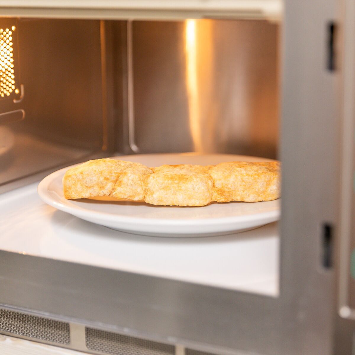 Trixie Chewing Cheese